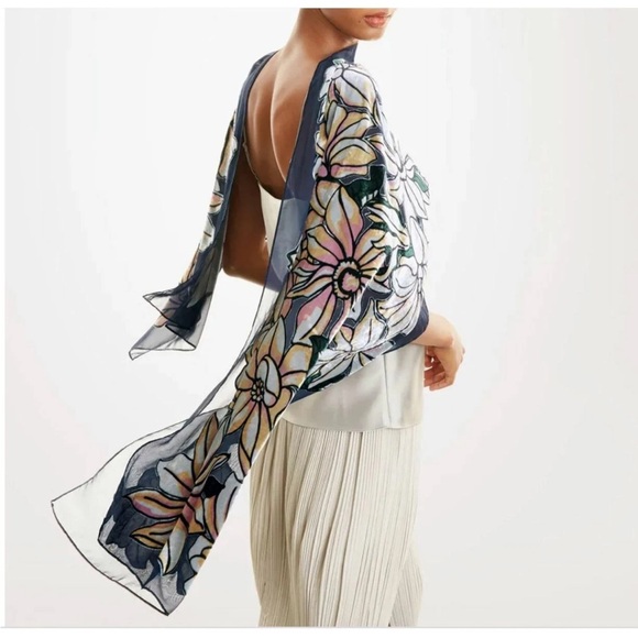 METROPOLITAN MUSEUM OF ART Accessories - New METROPOLITAN MUSEUM OF ART, "MAGNOLIA VASE" BURNOUT OBLONG SCARF